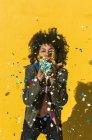Mulher negra com cabelo afro jogando confete para celebrar um dia muito especial — Fotografia de Stock