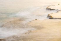 Luminoso sole del mattino che sorge sulla superficie di acqua di mare pulita nella natura maestosa — Foto stock