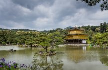 Schöner Zen-Park an bewölkten Tagen — Stockfoto