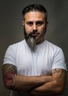 Homem confiante com meia barba — Fotografia de Stock