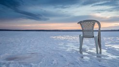 Sedia sulla miniera di sale durante il tramonto — Foto stock