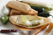 Teig in der Nähe von Maisschalen und Gewürzen für Tamales — Stockfoto