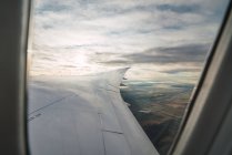 Бородатый пассажир с помощью устройства в самолете — стоковое фото
