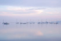 Bateaux sur l'eau de mer calme en soirée — Photo de stock