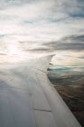 Бородатый пассажир с помощью устройства в самолете — стоковое фото