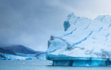 Vista fantástica de enorme iceberg frio contra céu nublado cinza na Argentina — Fotografia de Stock