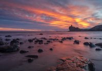 Beautiful view of bright cloudy evening sky over majestic sea and rocky shore in spectacular nature — Stock Photo