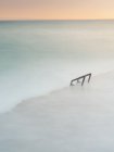 Чудесное туманное море, машущее у грубого каменистого берега — стоковое фото