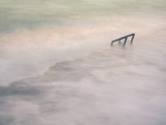 Чудове туманне море махає біля бурхливого кам'яного берега — стокове фото