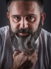 Barbeiro expressivo barba de corte — Fotografia de Stock