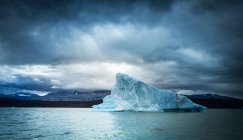 Fantastica vista di un enorme iceberg freddo contro il cielo grigio nuvoloso in Argentina — Foto stock