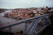Fantastica vista del bellissimo ponte moderno sul fiume calmo nella meravigliosa città invecchiata — Foto stock