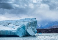 Vue fantastique d'un immense iceberg froid contre un ciel gris nuageux en Argentine — Photo de stock