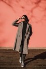 Attraktive stylische Dame mit Sonnenbrille — Stockfoto