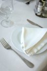 Restaurant table ready to eat. Cutlery, napkins, cups; dishes. — Stock Photo