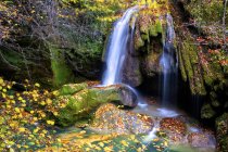 Água turquesa em reservatório com cascata e rochas verdes, Navarra — Fotografia de Stock