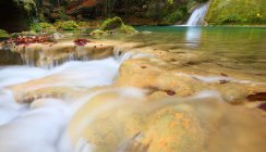 Eau turquoise dans le réservoir avec cascade et rochers verts, Navarre — Photo de stock