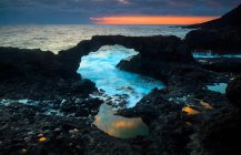 Vista pitoresca da costa rochosa perto da superfície da água e maravilhoso céu ao pôr do sol na Ilha Hierro, Ilha Canária, Espanha — Fotografia de Stock
