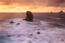 Живописный вид на скальное побережье у поверхности воды и чудесное небо с облаками на закате на острове Йерро, Канарские острова, Испания — стоковое фото
