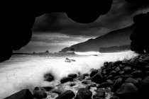 Pintoresca vista de la costa rocosa cerca de la superficie del agua y maravilloso cielo con nubes al atardecer en la isla de Hierro, Islas Canarias, España - foto de stock