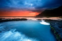 Pittoresca veduta della costa rocciosa vicino alla superficie dell'acqua e meraviglioso paradiso con nuvole al tramonto nell'isola di Hierro, Isole Canarie, Spagna — Foto stock