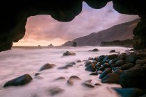 Pittoresca veduta della costa rocciosa vicino alla superficie dell'acqua e meraviglioso paradiso con nuvole al tramonto nell'isola di Hierro, Isole Canarie, Spagna — Foto stock
