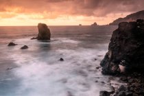Malerischer Blick auf Felsenküste in der Nähe der Wasseroberfläche und wunderbarer Himmel mit Wolken bei Sonnenuntergang auf der Insel Hierro, Kanarische Insel, Spanien — Stockfoto