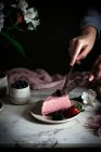 Imagen recortada de mujer cortando pastel de bayas - foto de stock