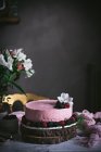 Полуничний пиріг на столі — стокове фото