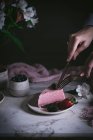 Zugeschnittenes Bild einer Frau, die Beerenkuchen schneidet — Stockfoto