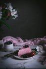 Tarta de fresa en la mesa - foto de stock