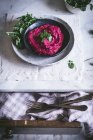 Hausgemachter Rote-Bete-Hummus auf Teller mit Kräutern — Stockfoto