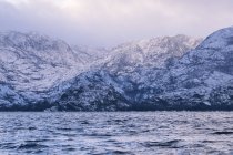 Vue imprenable sur les falaises blanches de pierre sur la côte près de la surface de l'eau et nuageux sk — Photo de stock