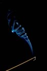 Redemoinhos de fumaça azul brilhante no fundo preto — Fotografia de Stock
