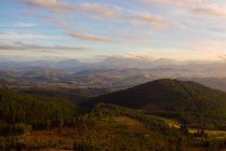 Величний краєвид зелених гір на сонячному світлі — стокове фото