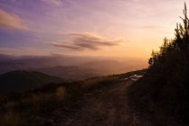 Величественный ландшафт зеленых гор в солнечном свете — стоковое фото