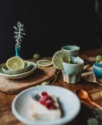 Розташування керамічного посуду на дерев'яному столі — стокове фото