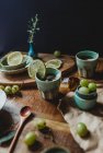 Устройство керамической посуды на деревянном столе — стоковое фото