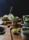 Устройство керамической посуды на деревянном столе — стоковое фото