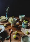 Розташування керамічного посуду на дерев'яному столі — стокове фото