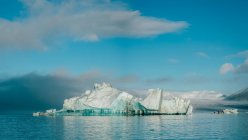 Maestosi iceberg in una tranquilla acqua blu — Foto stock