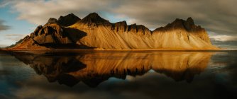 Панорама дивовижної гори, що віддзеркалює спокійну воду (Ісландія). — стокове фото