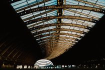 Unter dem transparenten Tunneldach eines Bahnhofs in Yorkshire, England — Stockfoto