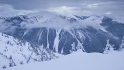 Vista pitoresca do pico das montanhas em nuvens e neve no Canadá — Fotografia de Stock