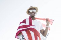 Homme noir joyeux avec drapeau américain — Photo de stock