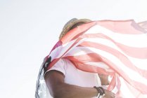 Fröhlicher schwarzer Mann mit amerikanischer Flagge — Stockfoto