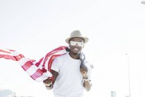 Homem negro alegre com bandeira americana — Fotografia de Stock