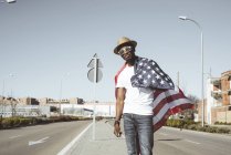 Heureux homme noir avec drapeau américain volant — Photo de stock