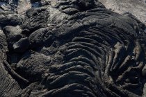 Textura de close-up de rocha escura áspera na luz solar — Fotografia de Stock