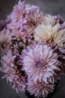 Bouquet de chrysanthèmes blancs frais sur fond flou — Photo de stock